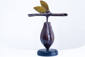 Sculpture en bronze, cabosse de cacao et feuilles dorées