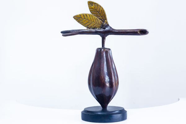 Sculpture en bronze, cabosse de cacao et feuilles dorées