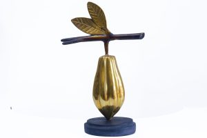 Sculpture en bronze doré, cabosse de cacao et feuilles ciselées