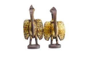 Statuettes d'oiseaux en bois, ailes en laiton martelé